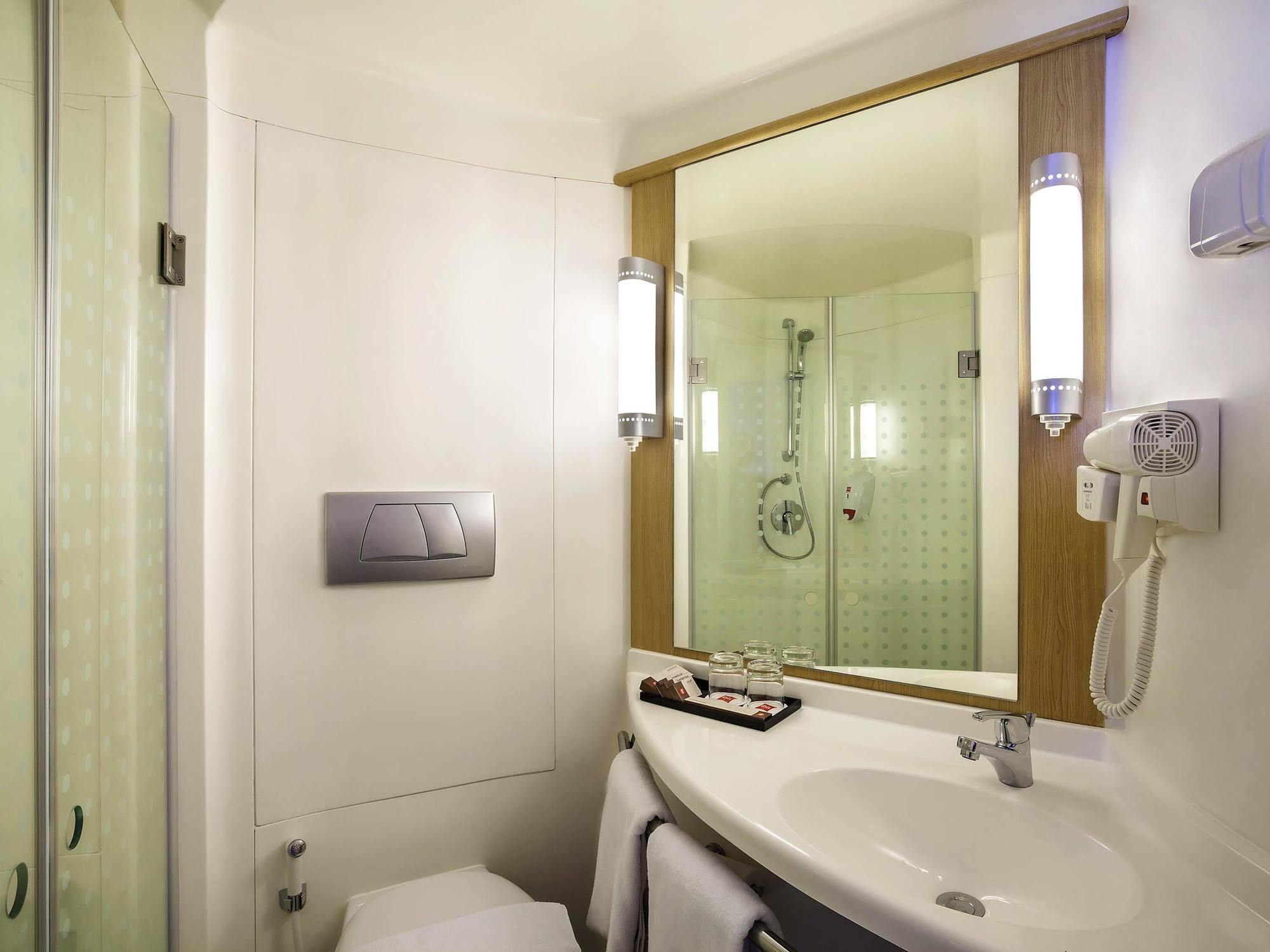 Ibis Manado City Center Boulevard Exterior foto